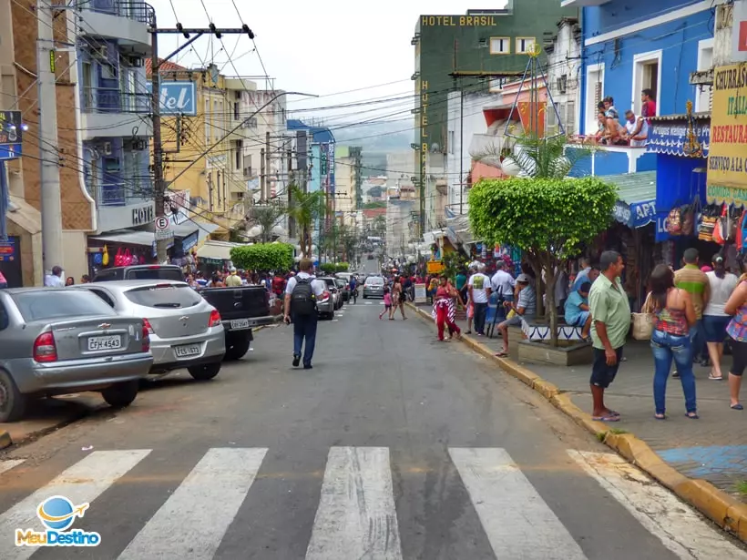 Rua em frente à Igreja Matriz
