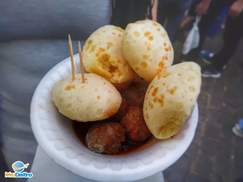 Bola de carne ao molho de tomate com pão de queijo - Festival de Gastronomia Rural