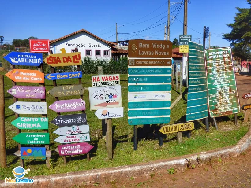 Placas na entrada do distrito